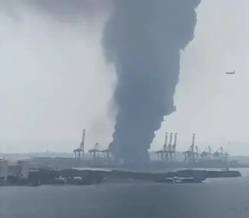 突發劇烈爆炸！南美大港陷入火海